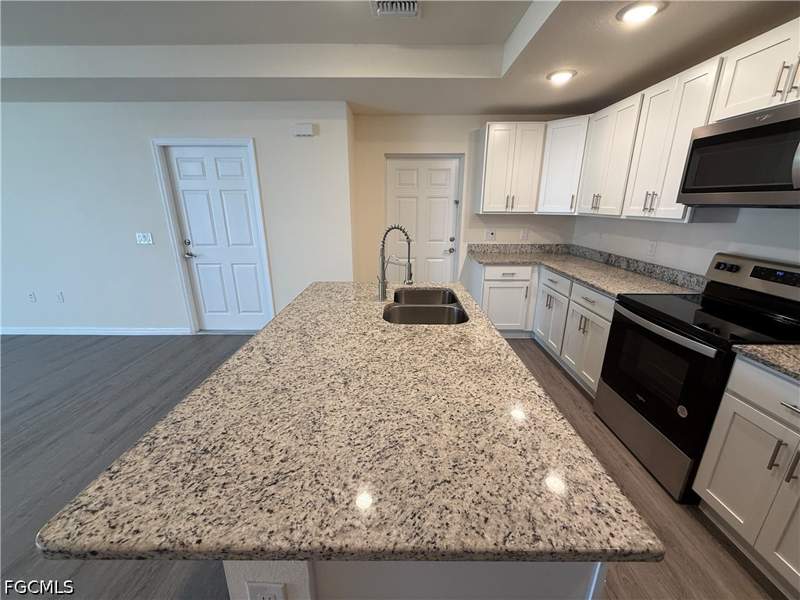 3 bedroom SingleFamilyResidence at 557 Oakshire Ln, Lehigh Acres, Lehigh Acres — photo 5
