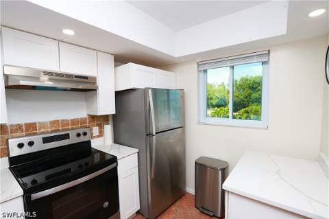 1004 Manatee Rd H202, Naples FL - photo 8 of 30