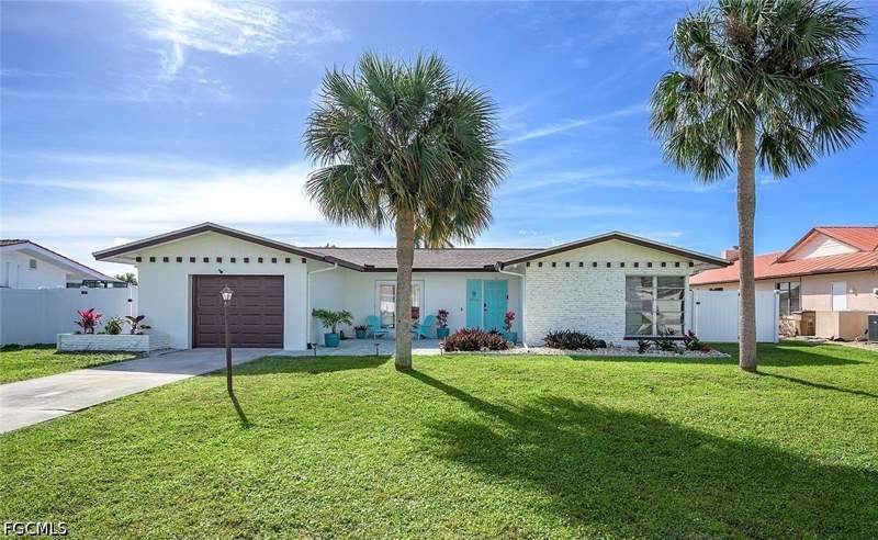 2 bedroom SingleFamilyResidence at 1432 Wellington Ct, Cape Coral, Cape Coral — photo 2
