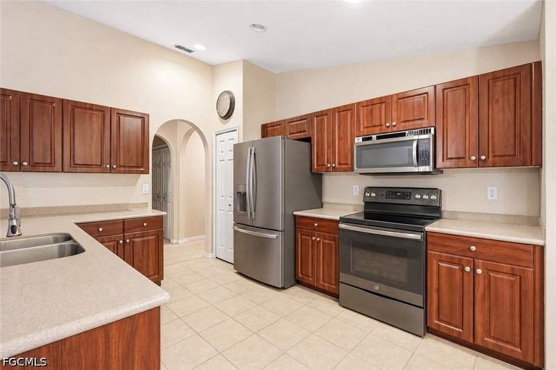 3 bedroom SingleFamilyResidence at 2541 NW 21st Ave, Cape Coral, Cape Coral — photo 4