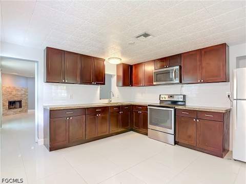 19330 Meredith Rd, North Fort Myers FL - photo 10 of 50