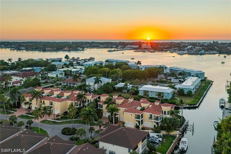 2 bedroom Condominium at 1435 Blue Point Ave 1435, Oyster Bay Manor, Naples — photo 2