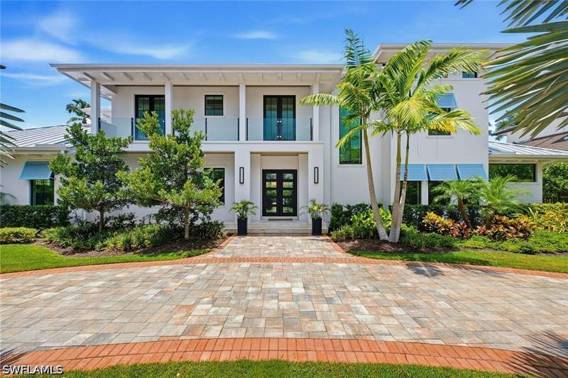 5 bedroom SingleFamilyResidence at 692 Banyan Blvd, Coquina Sands, Naples — photo 2