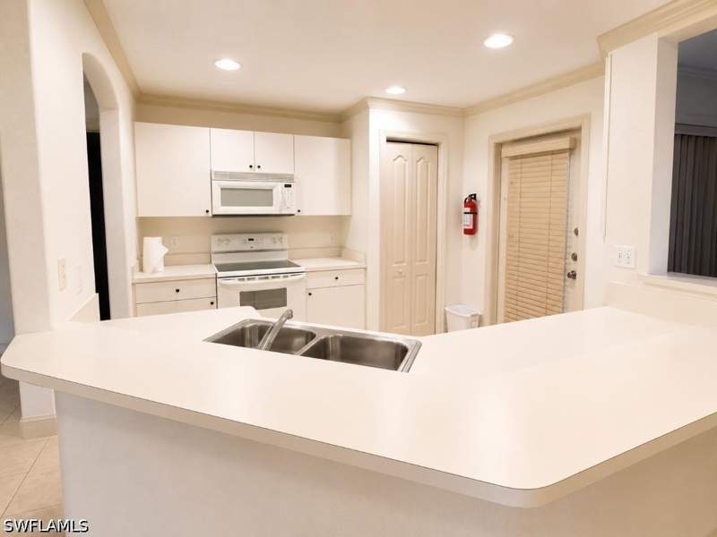 3 bedroom SingleFamilyResidence at 2008 Viscaya Pkwy, Cape Coral, Cape Coral — photo 4