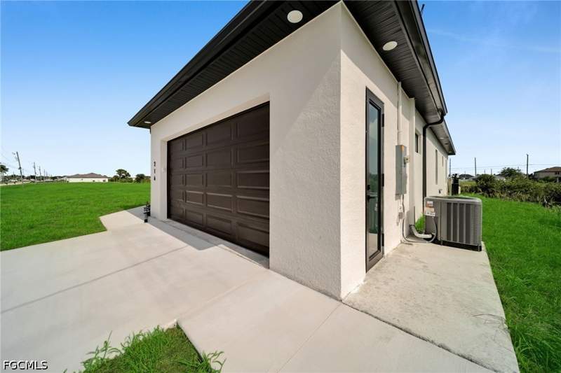 3 bedroom SingleFamilyResidence at 216 NE 25th Ter, Cape Coral, Cape Coral — photo 3