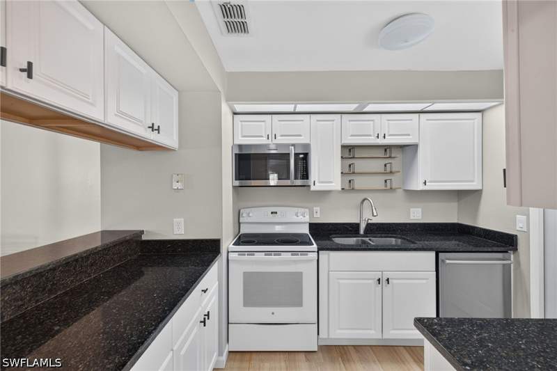 2 bedroom Condominium at 8121 S Woods Cir 9, Summerlin Woods, Fort Myers — photo 4