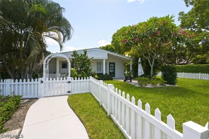 3 bedroom SingleFamilyResidence at 1216 10th St N, Lake Park, Naples — photo 1