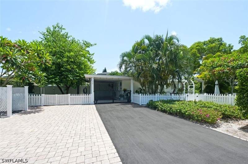 3 bedroom SingleFamilyResidence at 1216 10th St N, Lake Park, Naples — photo 5