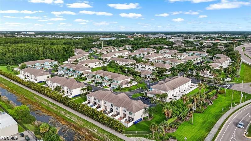 3 bedroom Townhouse at 3647 Pine Oak Cir 103, Fort Myers, Fort Myers — photo 2