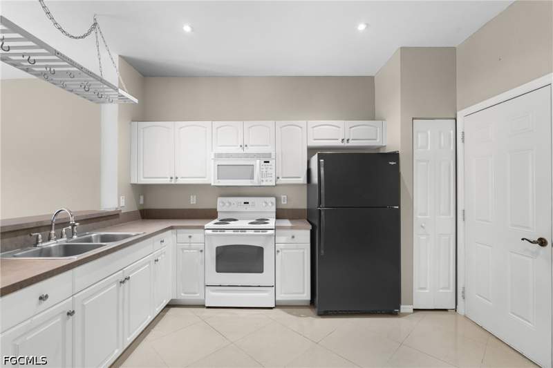 3 bedroom Townhouse at 3647 Pine Oak Cir 103, Fort Myers, Fort Myers — photo 4