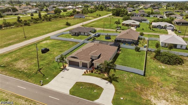 3 bedroom SingleFamilyResidence at 1262 N Gator Cir, Cape Coral, Cape Coral — photo 2