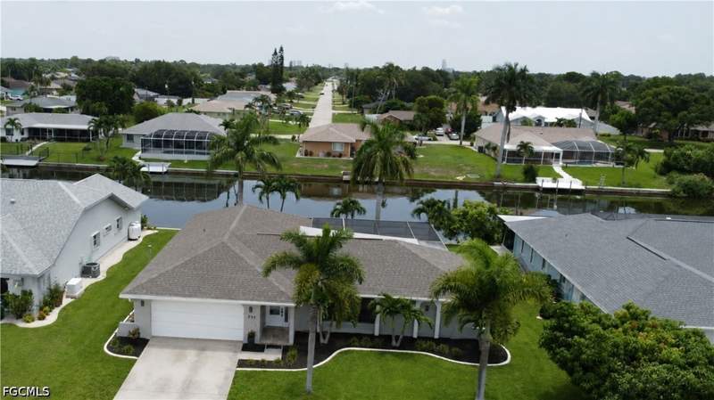 4 bedroom SingleFamilyResidence at 237 SE 20th Ct, Cape Coral, Cape Coral — photo 2