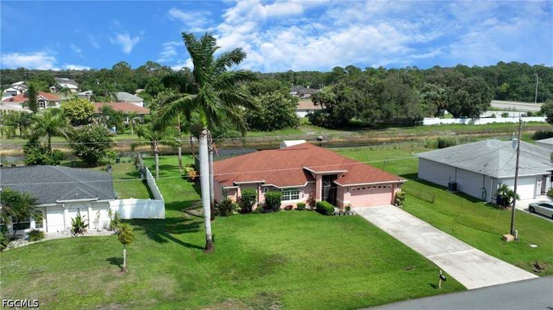 3 bedroom SingleFamilyResidence at 712 Fargo Dr, Mirror Lakes, Fort Myers — photo 4