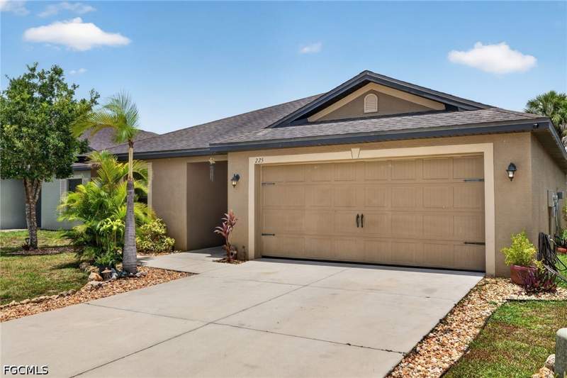 3 bedroom SingleFamilyResidence at 225 Shadow Lakes Dr, Shadow Lakes, Lehigh Acres — photo 2