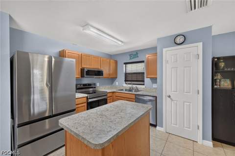 225 Shadow Lakes Dr, Lehigh Acres FL - photo 9 of 24