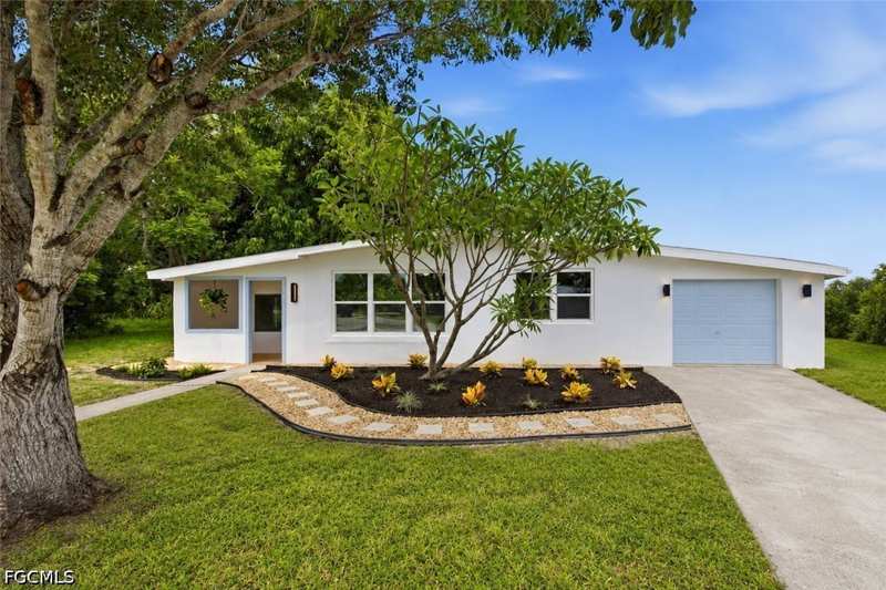 2 bedroom SingleFamilyResidence at 4213 Ellen Ave, Fort Myers, Fort Myers — photo 1