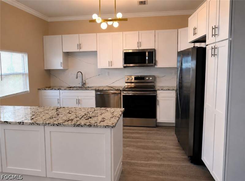 4 bedroom SingleFamilyResidence at 3516 E Riverside Dr, Hendry Estates, Fort Myers — photo 4