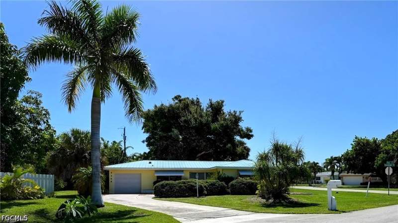 2 bedroom SingleFamilyResidence at 5249 Sunnybrook Ct, Cape Coral, Cape Coral — photo 3