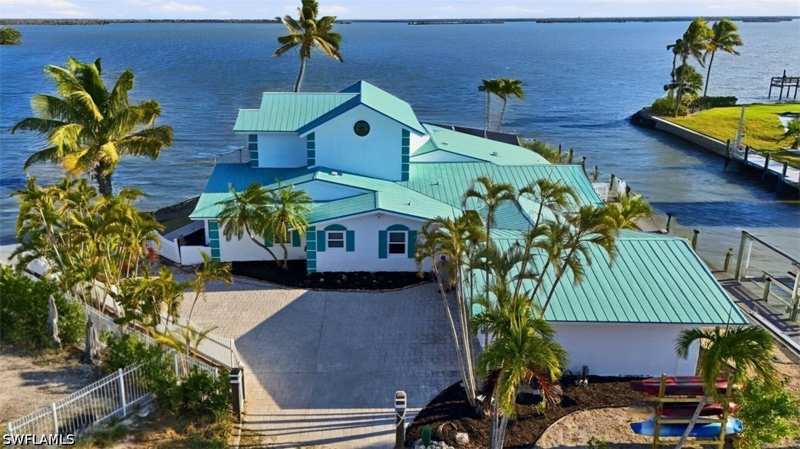 4 bedroom SingleFamilyResidence at 266 Curlew St, Santini Cross Unrec, Fort Myers Beach — photo 1