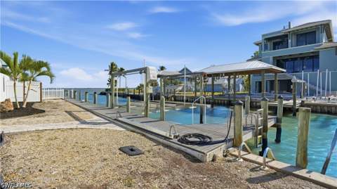 266 Curlew St, Fort Myers Beach FL - photo 6 of 50