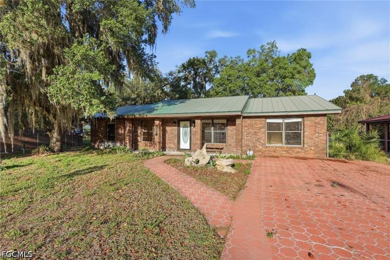 3 bedroom SingleFamilyResidence at 420 Grant St, Labelle, Labelle — photo 2