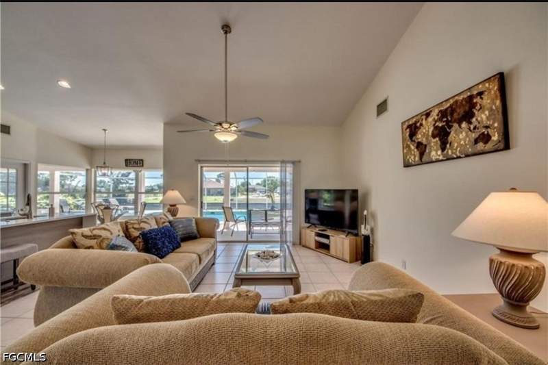 3 bedroom SingleFamilyResidence at 318 SW 28th St, Cape Coral, Cape Coral — photo 3