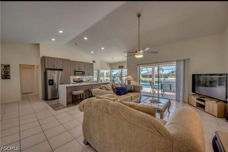 3 bedroom SingleFamilyResidence at 318 SW 28th St, Cape Coral, Cape Coral — photo 4