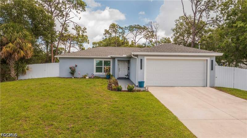3 bedroom SingleFamilyResidence at 7081 Brazil Cir, Port Labelle, Labelle — photo 3