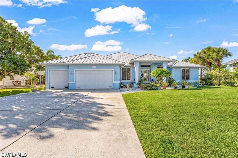 3 bedroom SingleFamilyResidence at 7791 Grande Pine Rd, Alden Pines, Bokeelia — photo 3