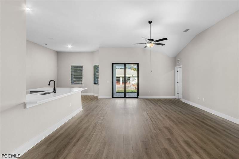 5 bedroom SingleFamilyResidence at 401 SW 32nd Ter, Cape Coral, Cape Coral — photo 3