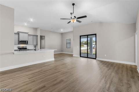 401 SW 32nd Ter, Cape Coral FL - photo 6 of 19