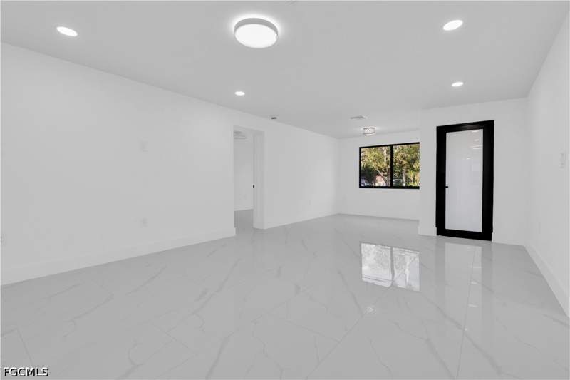 4 bedroom SingleFamilyResidence at 356 New York Dr, Fort Myers, Fort Myers — photo 2