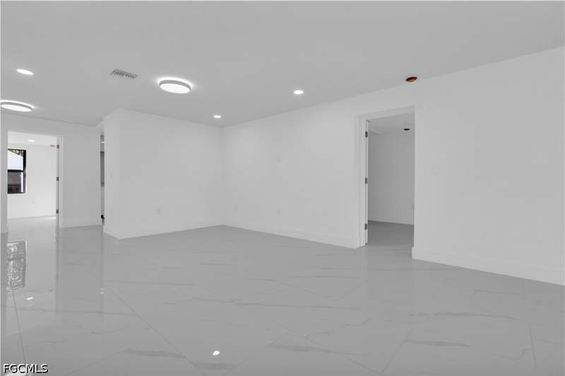 4 bedroom SingleFamilyResidence at 356 New York Dr, Fort Myers, Fort Myers — photo 3