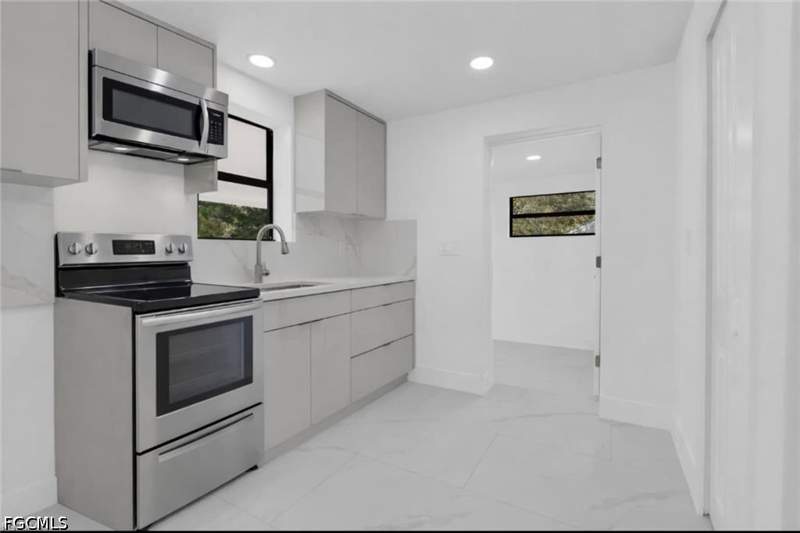 4 bedroom SingleFamilyResidence at 356 New York Dr, Fort Myers, Fort Myers — photo 5