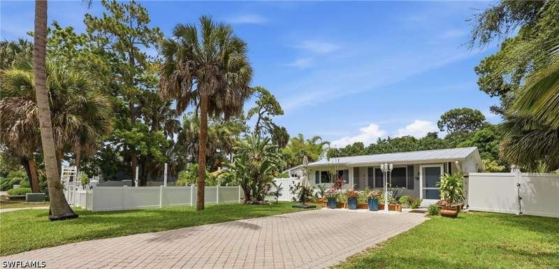 2 bedroom SingleFamilyResidence at 1447 Shadowlawn Dr, Rock Creek Park, Naples — photo 3