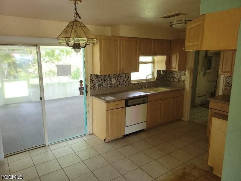 3 bedroom SingleFamilyResidence at 6683 E Tropicana Dr, Fiesta Village, Fort Myers — photo 2