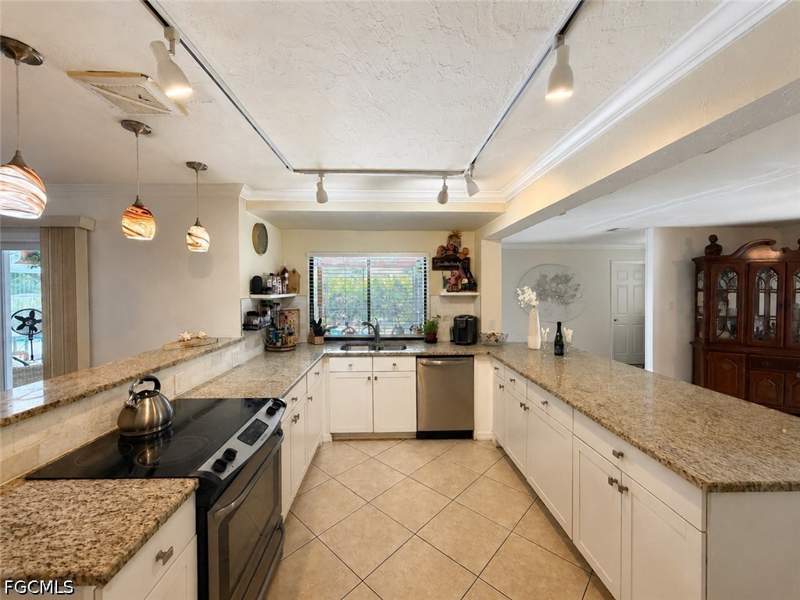 3 bedroom SingleFamilyResidence at 1631 SE 20th St, Cape Coral, Cape Coral — photo 4