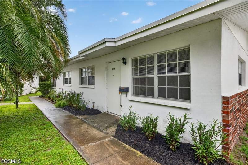 2 bedroom Condominium at 825 Courtington Ln 2, Hyde Park Condominium, Fort Myers — photo 2