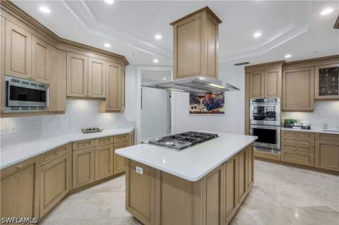 81 Seagate Dr 803, Naples FL - photo 21 of 35