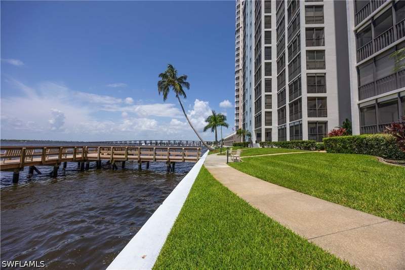 2 bedroom Condominium at 1901 Clifford St 1402, Sunset Vista, Fort Myers — photo 4