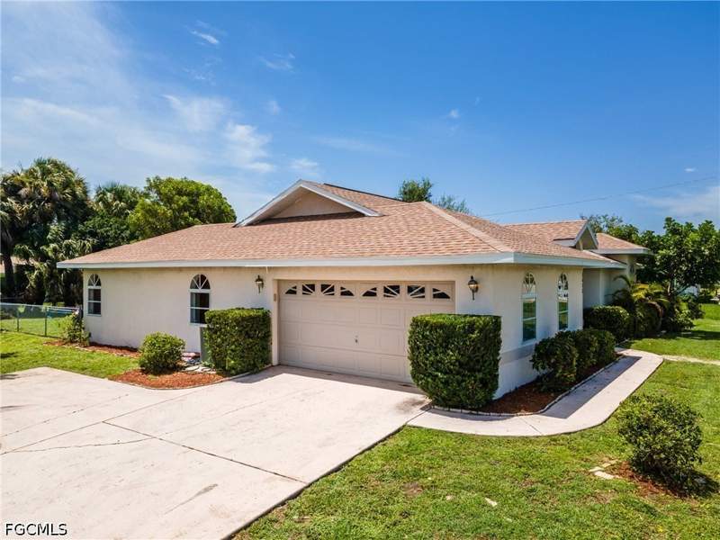 3 bedroom SingleFamilyResidence at 3606 Country Club Blvd, Cape Coral, Cape Coral — photo 2
