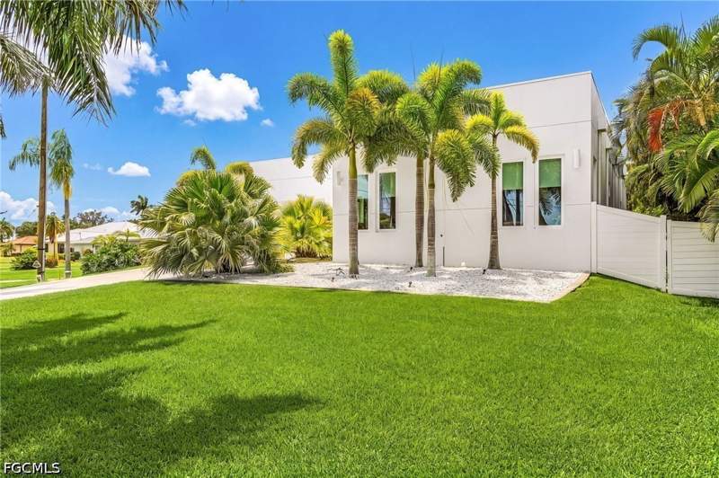 3 bedroom SingleFamilyResidence at 914 Dolphin Dr, Cape Coral, Cape Coral — photo 2