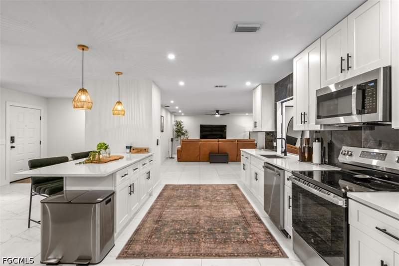 3 bedroom SingleFamilyResidence at 14725 Kimberly Ln, McGregor Vista, Fort Myers — photo 4