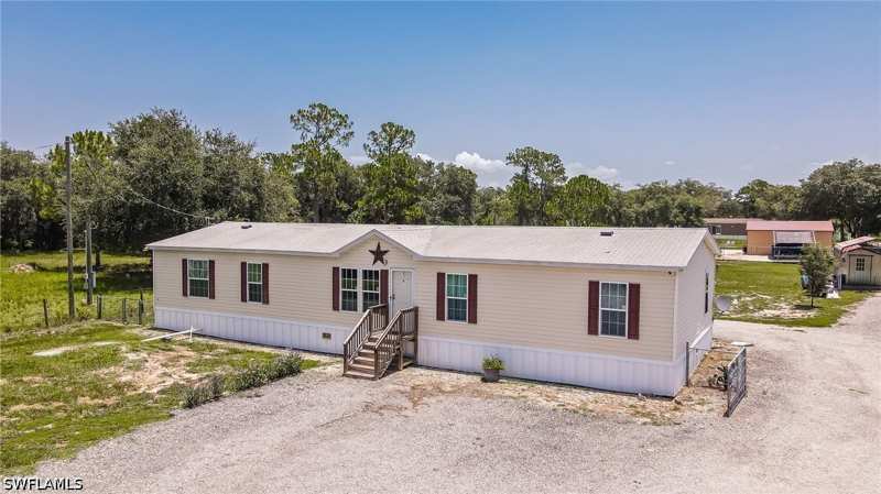 4 bedroom ManufacturedHome at 585 S Lindero St, Montura Ranch Estates, Clewiston — photo 1