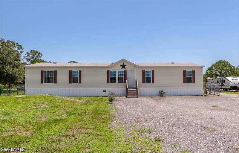 4 bedroom ManufacturedHome at 585 S Lindero St, Montura Ranch Estates, Clewiston — photo 2