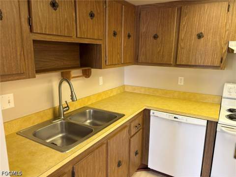 3704 Broadway 214, Fort Myers FL - photo 10 of 31