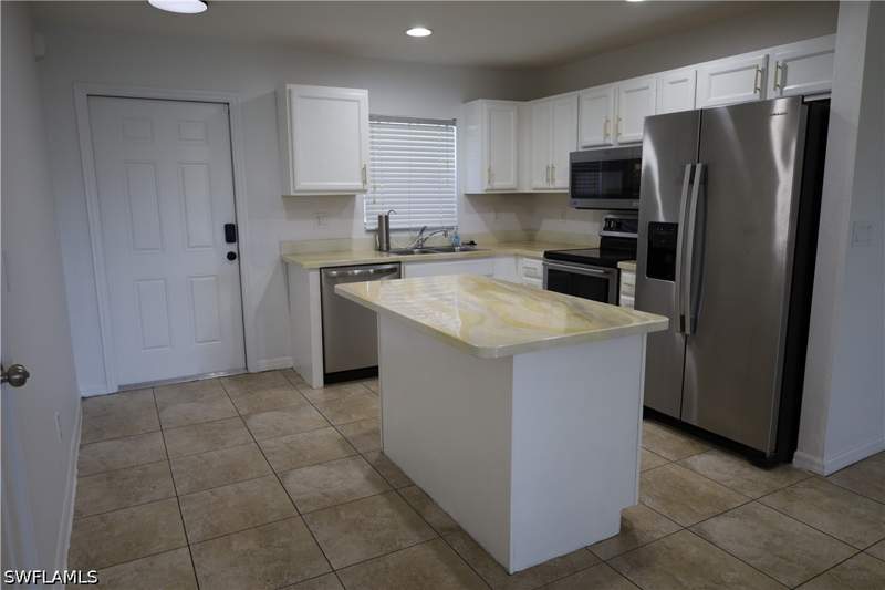 3 bedroom Townhouse at 5172 Leeds Rd, Pate Crest Villas 1, Fort Myers — photo 2
