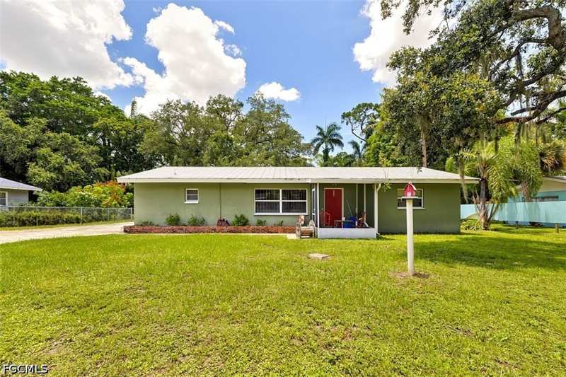 3 bedroom SingleFamilyResidence at 306 Chattanooga Dr, Carters Add Royal Palm Pk, Fort Myers — photo 1