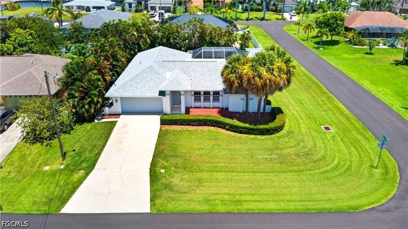 3 bedroom SingleFamilyResidence at 2601 SW 37th Ter, Cape Coral, Cape Coral — photo 3