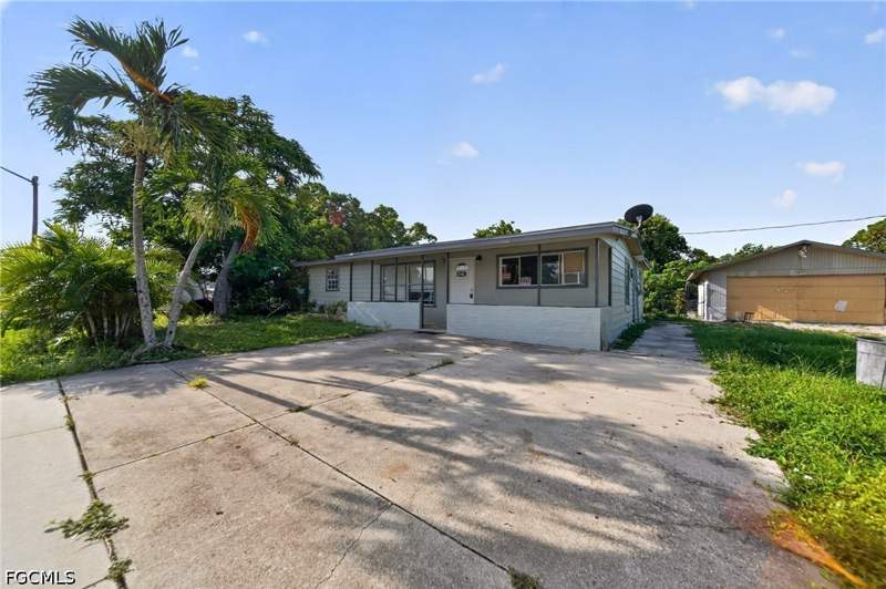 4 bedroom SingleFamilyResidence at 1846 Maple Dr, Pine Manor, Fort Myers — photo 2